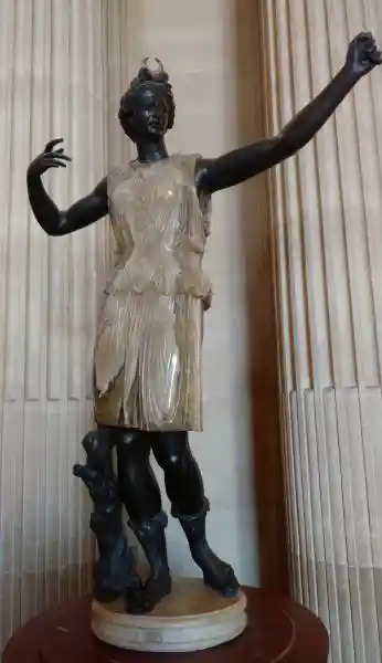 Crescent on the head of the statue of Diana